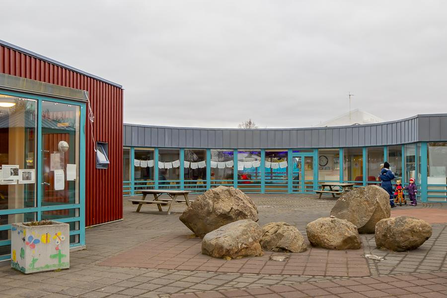 Hús leikskólans Lyngheima. Stórir grjóthnullungar í forgrunni.