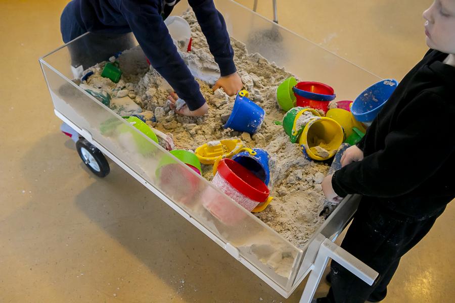 Börn að leika sér með sand á Maríuborg.