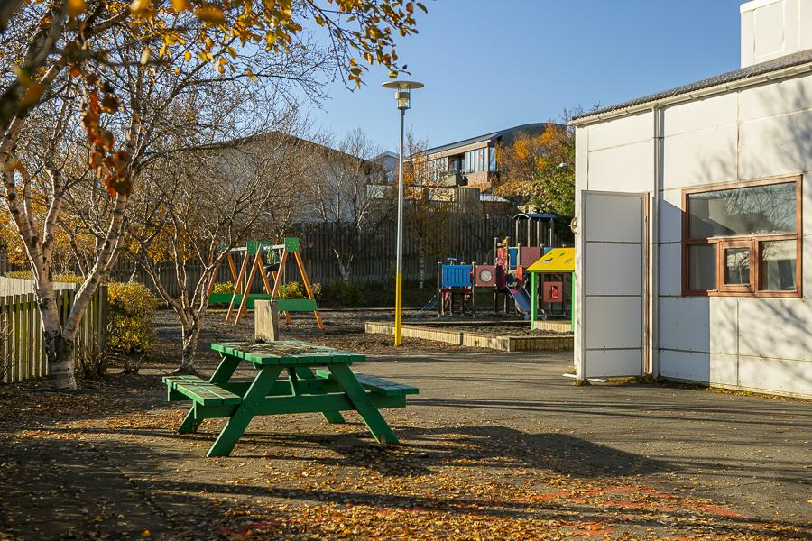Leiktæki á lóð Rauðuborgar.