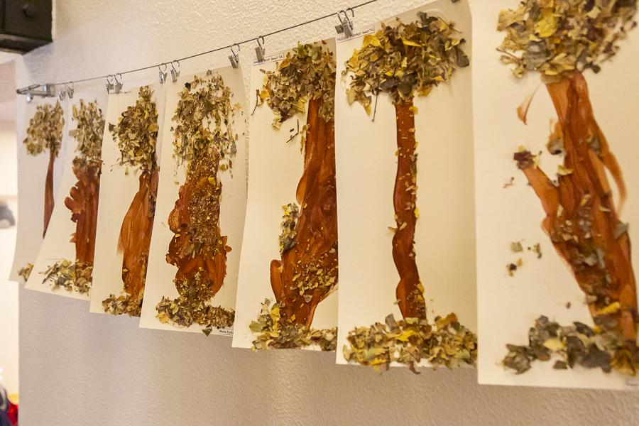 Listaverk eftir börn hanga á vegg inni á Rofaborg.