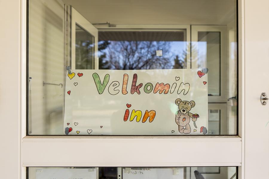 "Velkominn inn" skilti í glugga Rofaborgar.
