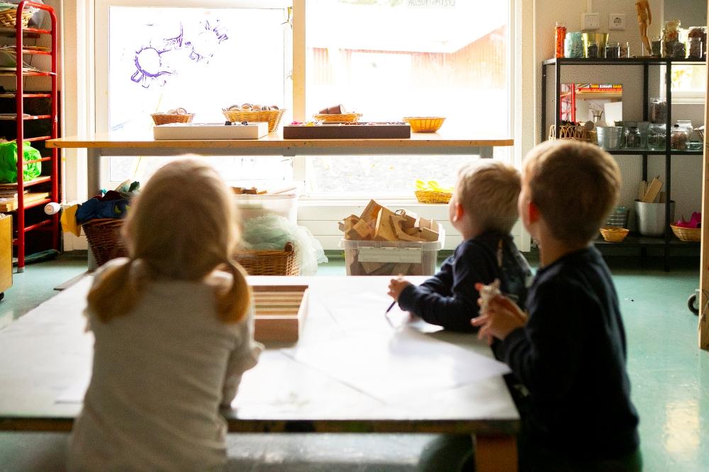 Börn að teikna inni á Sæborg.