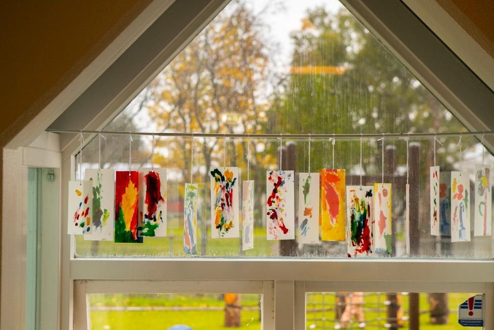 Pappírsskraut í glugga á leikskólanum Sólborg