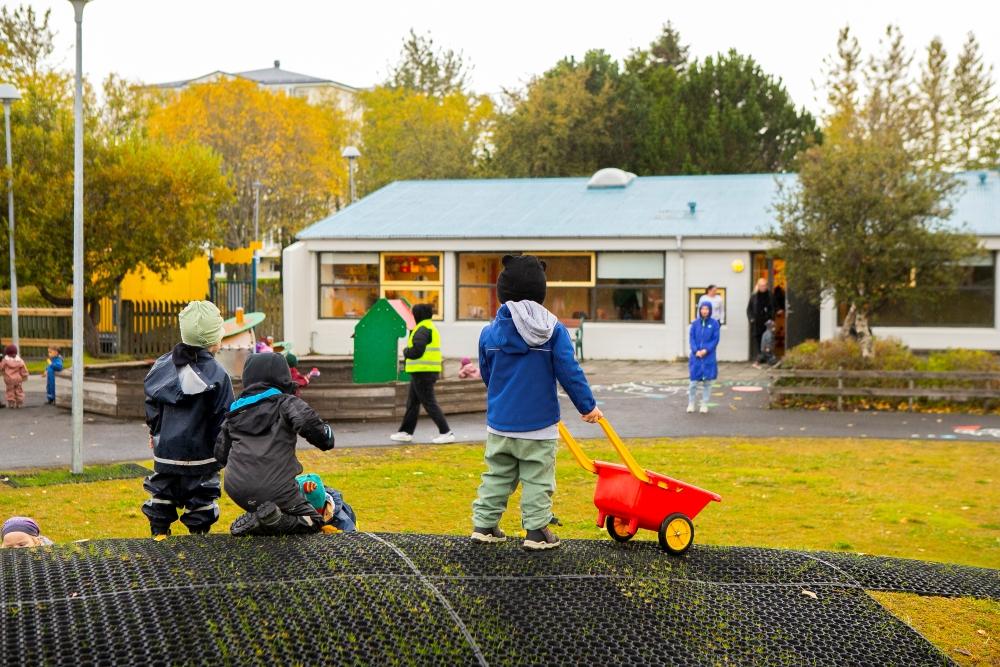 Children playing on the preschool grounds of Stakkaborg.