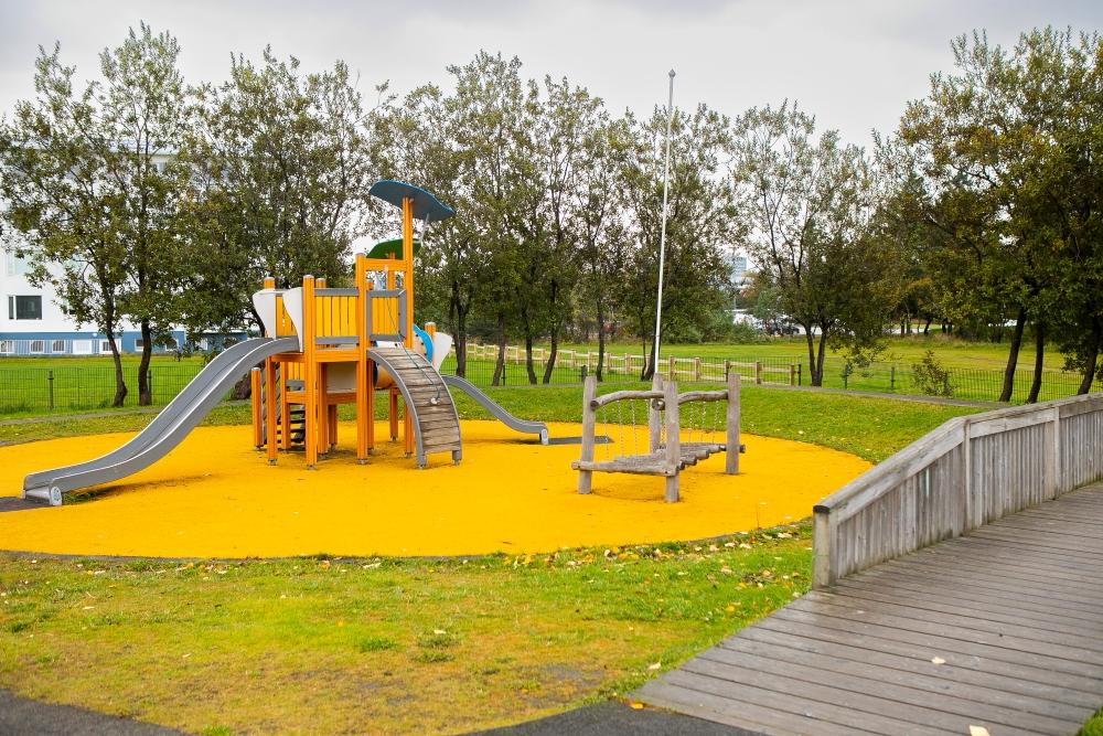 Playground equipment on the preschool grounds of Stakkaborg.