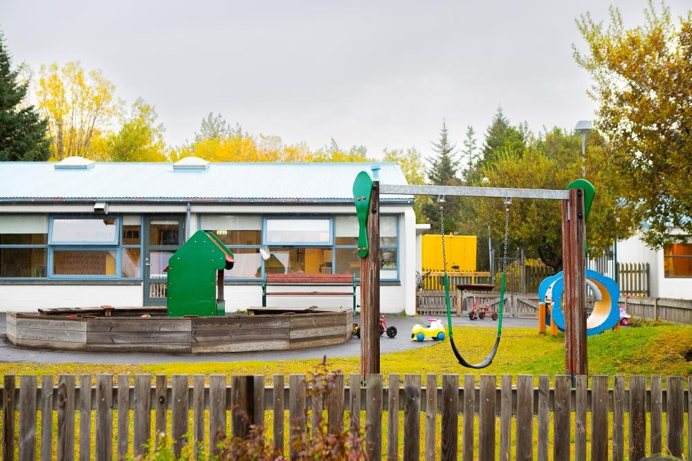 Playground equipment on the preschool grounds of Stakkaborg.