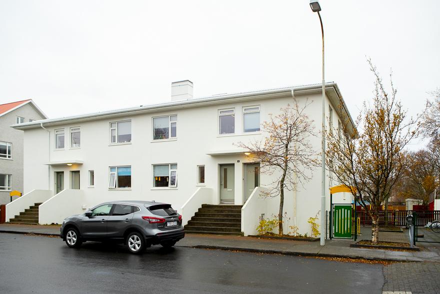 Hvítt hús sem hýsir leikskólann Hlíð við Engihlíð