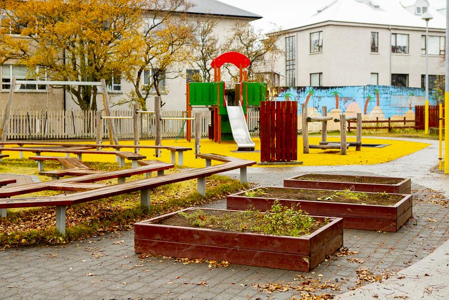 Gróðurkassar og rennibraut á útisvæði leikskólans Hlíðar við Engihlíð