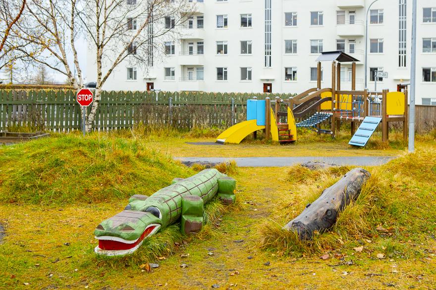 Trékrókódíll og rennibraut á útisvæði leikskólans Hlíðar við Eskihlíð