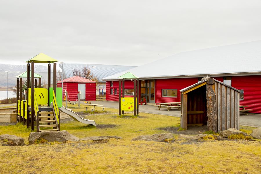 Rennibraut og lítið hús á leiksvæði leikskólans Ness