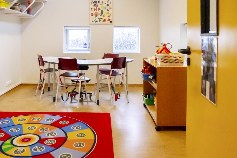Colorful rug, table and chairs at Sunnufold preschool