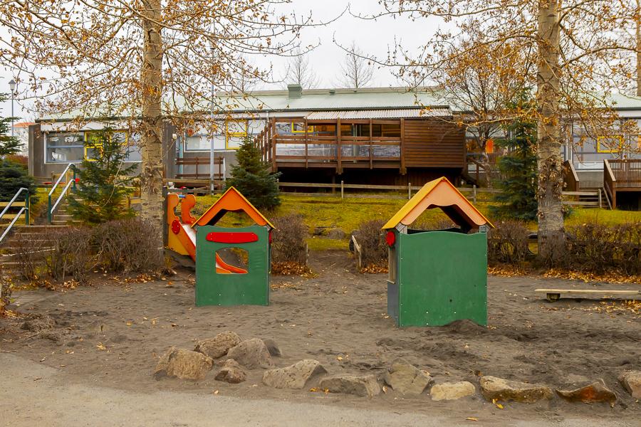 Small houses in the outdoor area at Sunnufold preschool
