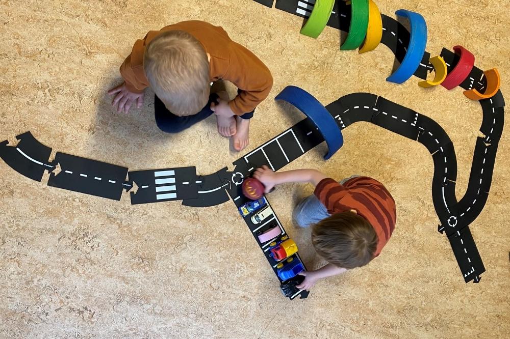 Börn að leika sér með bílalest á leikskólanum Vinagerði
