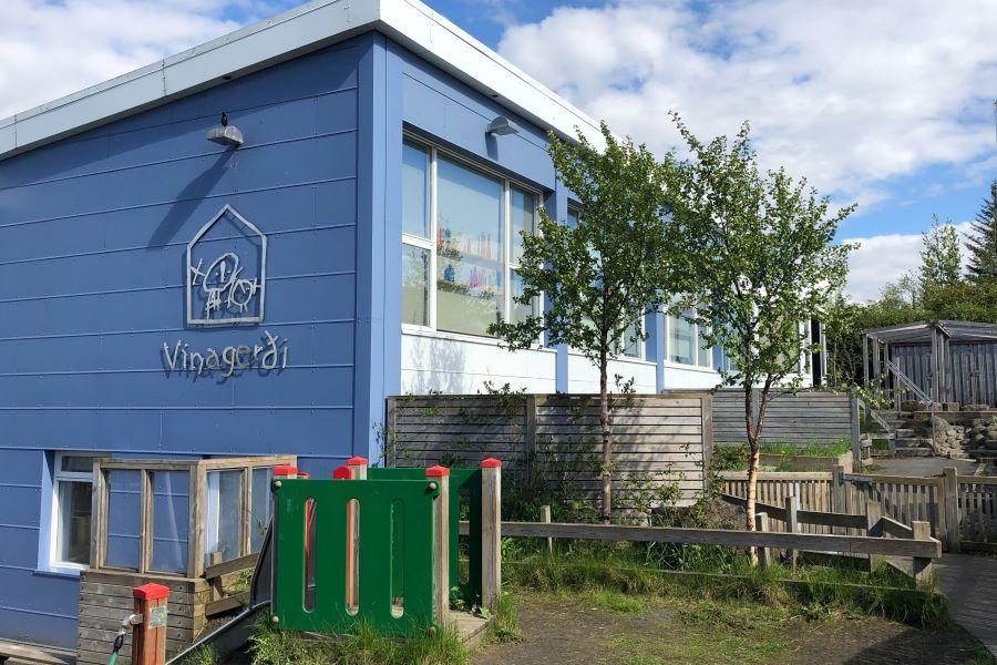 Blátt hús sem hýsir leikskólann Vinagerði