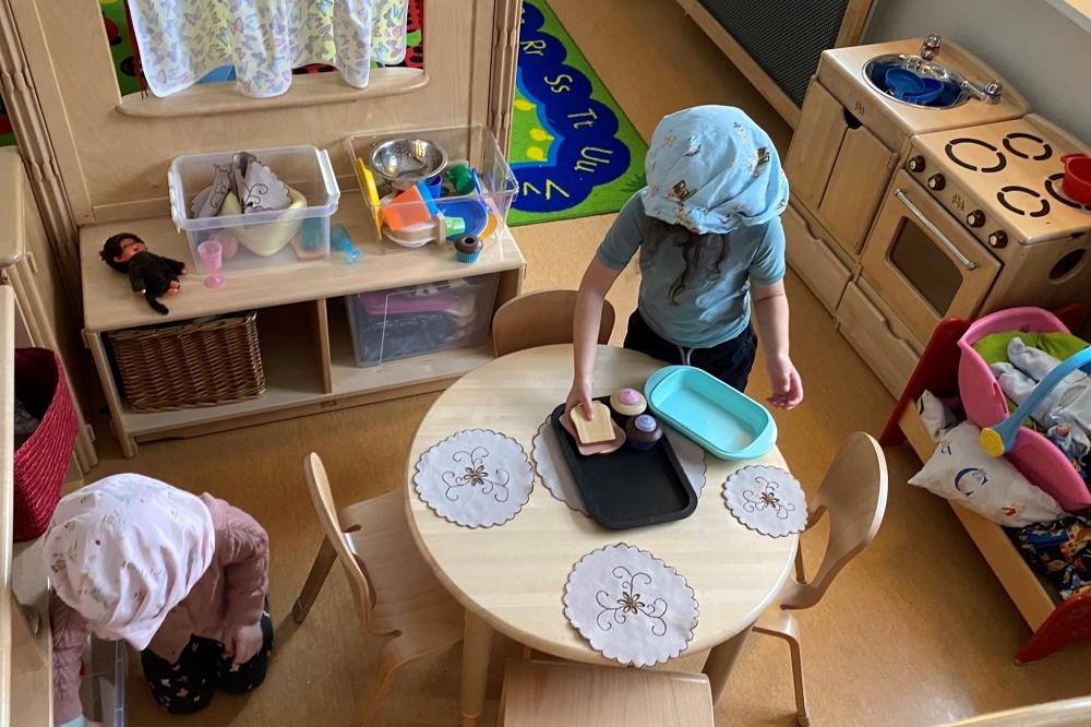 Tvö börn í eldhúsleik á leikskólanum Vinagerði