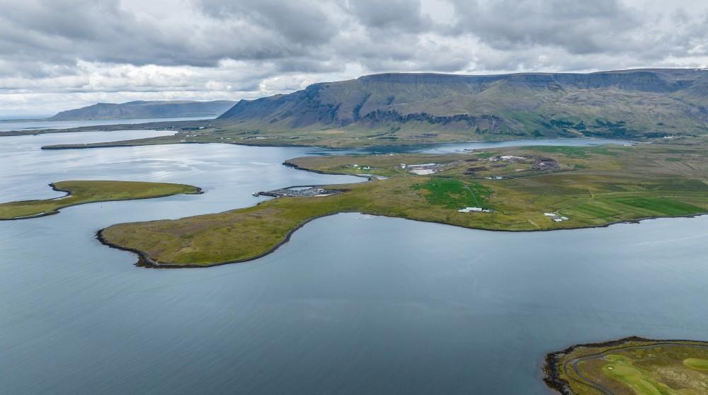Falleg loftmynd af Álfsnesi með Esjuna í bakgrunn.