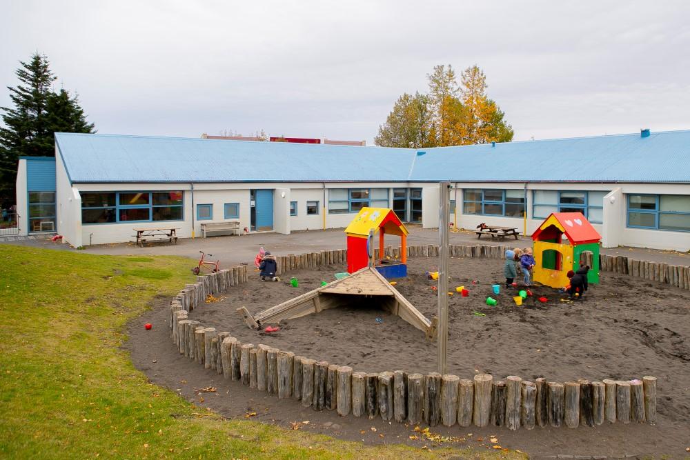 Leiktæki á lóð Jöklaborgar.