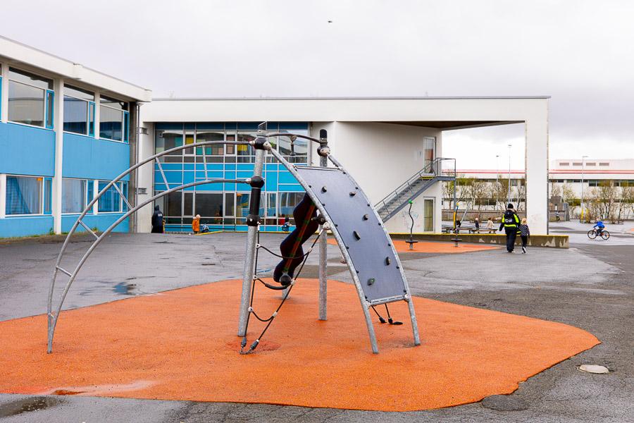 Climbing frame in the outdoor area of Hólabrekkuskóli. The school in the background. 