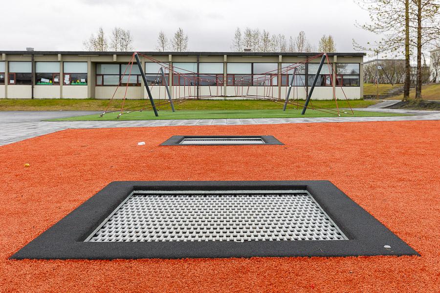 Trampolín á rauðum grunni. 