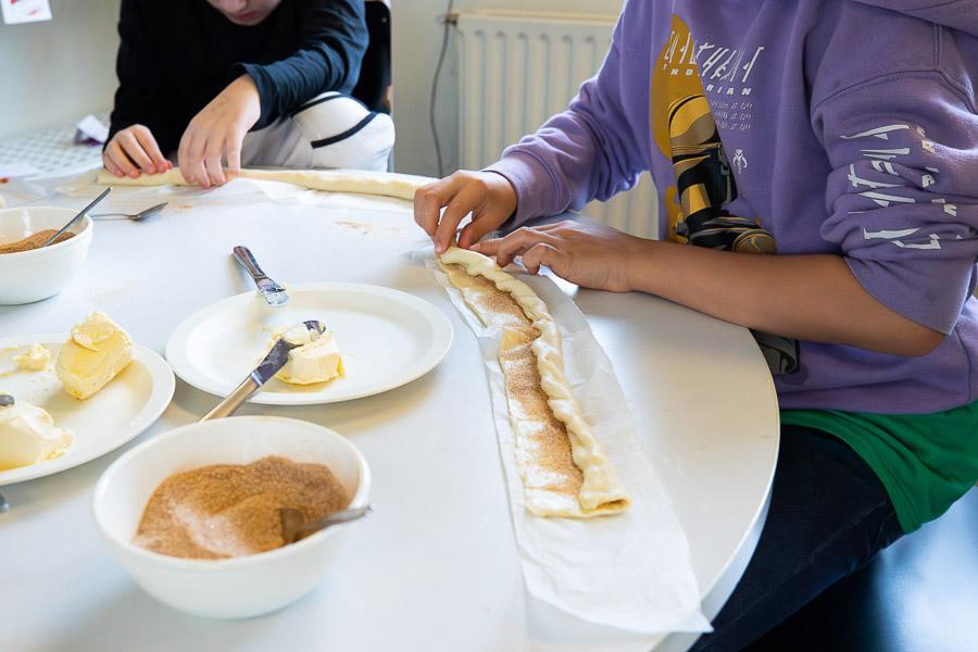 Börn að baka á frístundaheimilinu Dalheimum