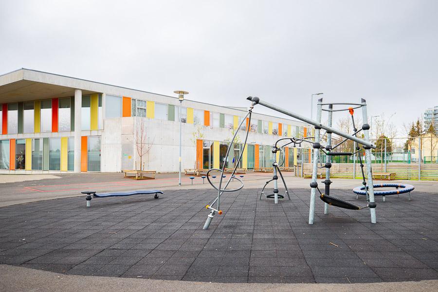 Klifurleiktæki og trampolín á útisvæði Vogasels frístundaheimilis.
