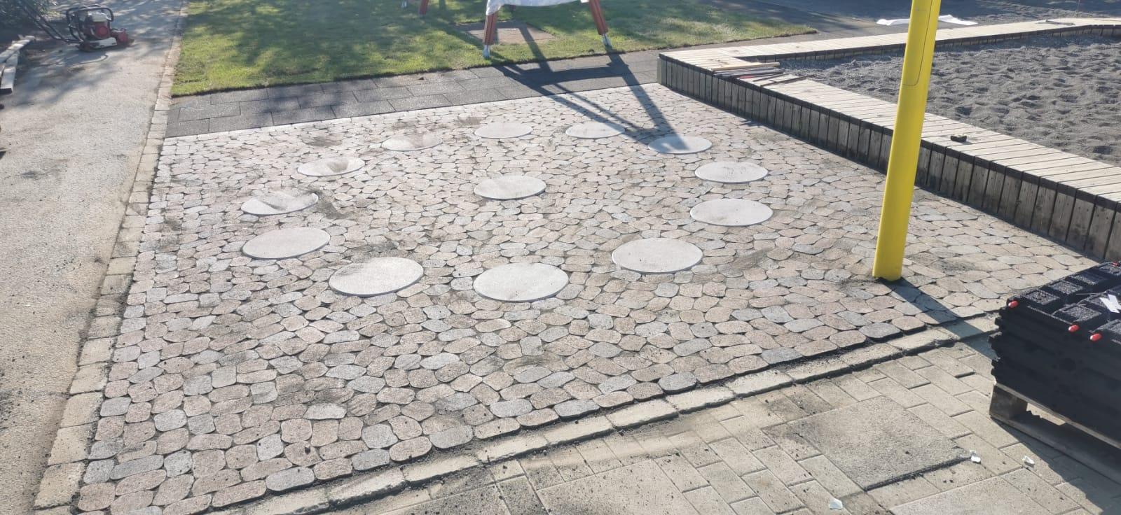 Stiklur í hellulögn, leikur í hellum