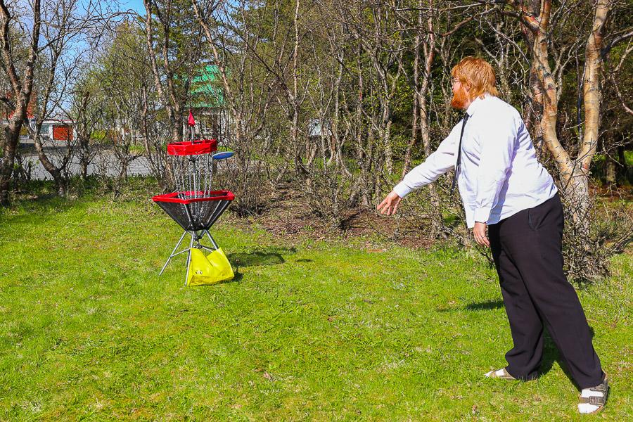 Maður að spila frisbígolf. 