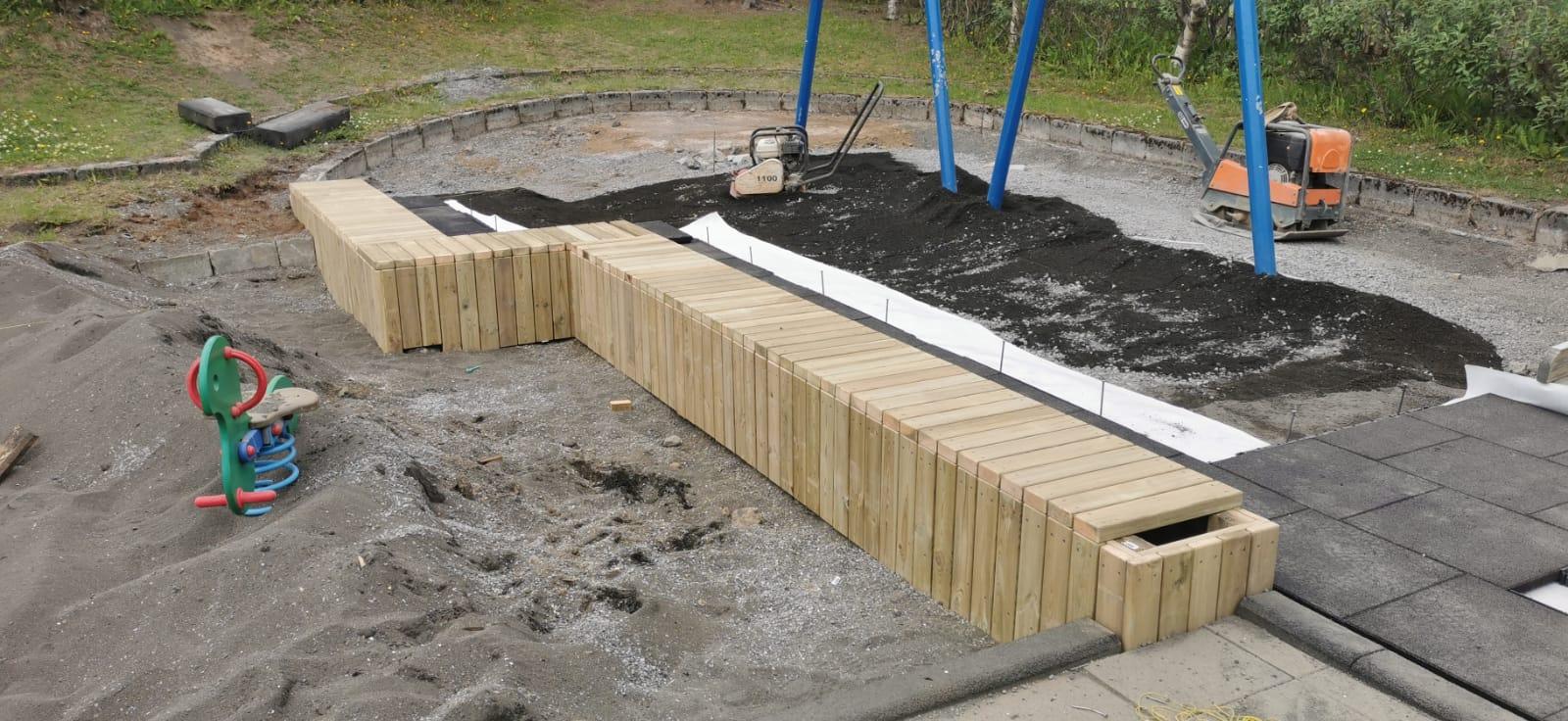 Nýr timburbekkur við sandkassa
