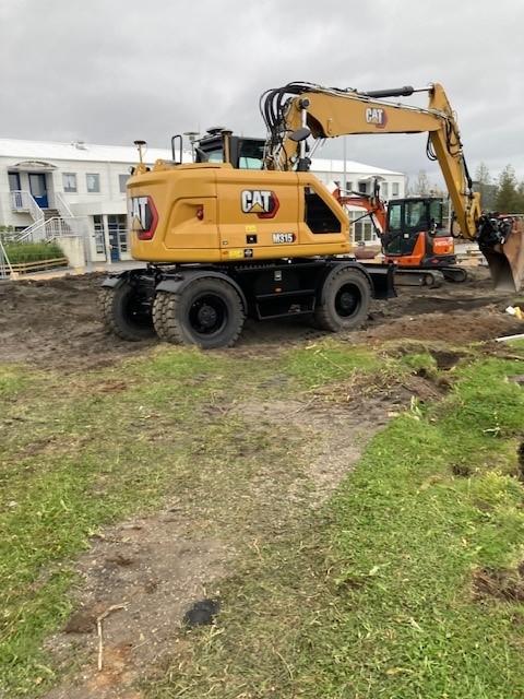 Vinnuvélar komnar inná afmarkað svæði fyrir áfanga tvö í endurgerð leikskólalóðarinnar að Klömbrum 