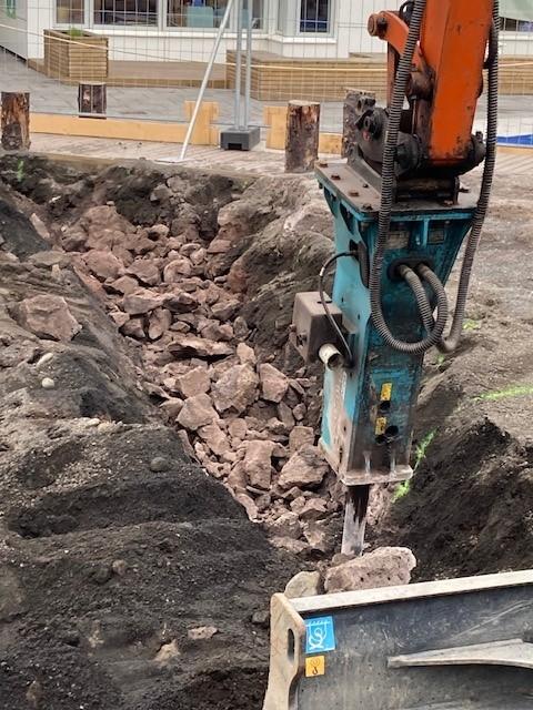 Verktakar  hafa þurft að fást við erfiða klöpp, fleygun er að mestu leiti lokið (21/9) einungis eftir að fleyga fyrir 3 ljósastaurum 