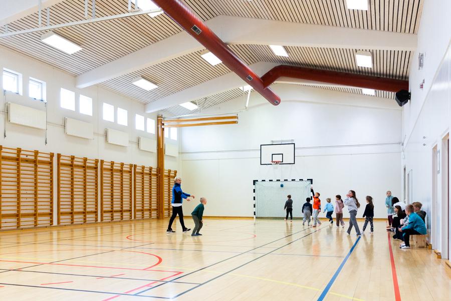 Börn í boltaleik í íþróttasal.