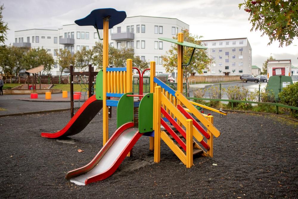 Kastali með rennibrautum á leiksvæði Vesturborgar.