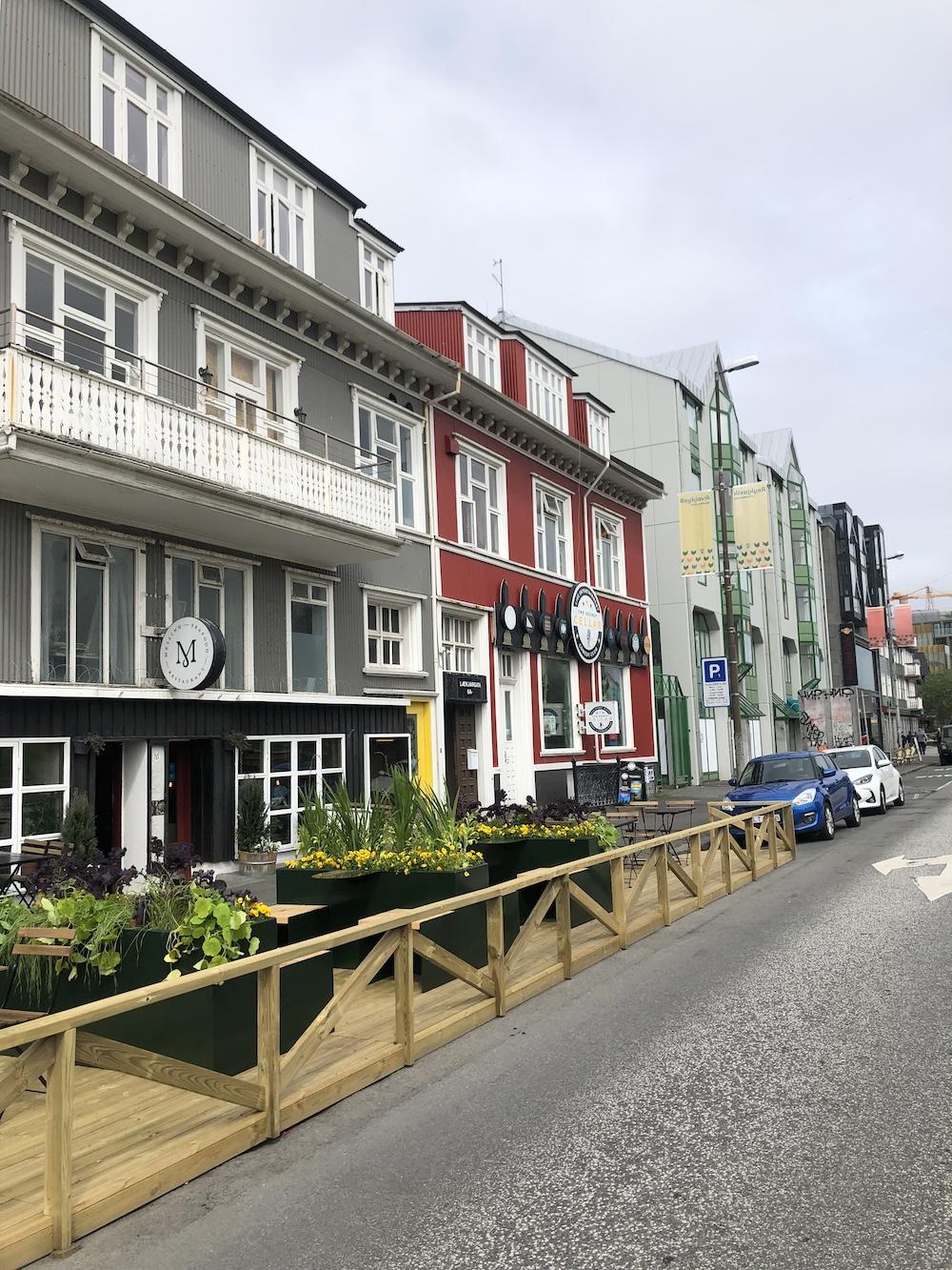 Hvílustæði, hús og gróður.