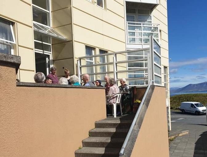 Mynd af inngangi að dvalarheimilinu Esjutúni