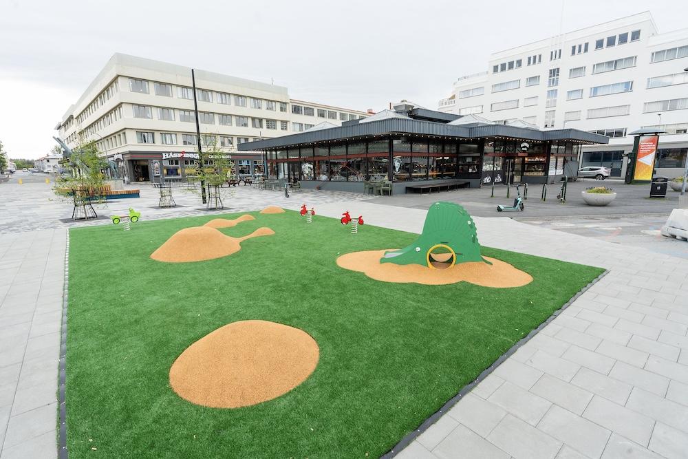 grænn leikvöllur við hús