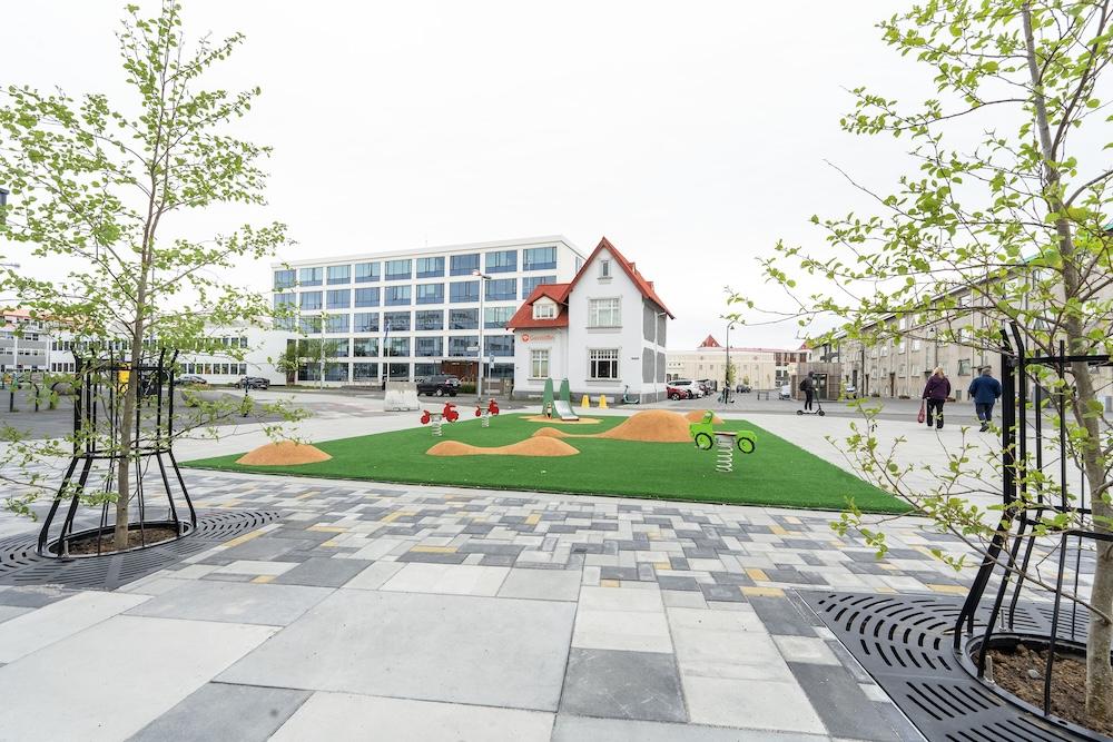 leikvöllur, tré og hús