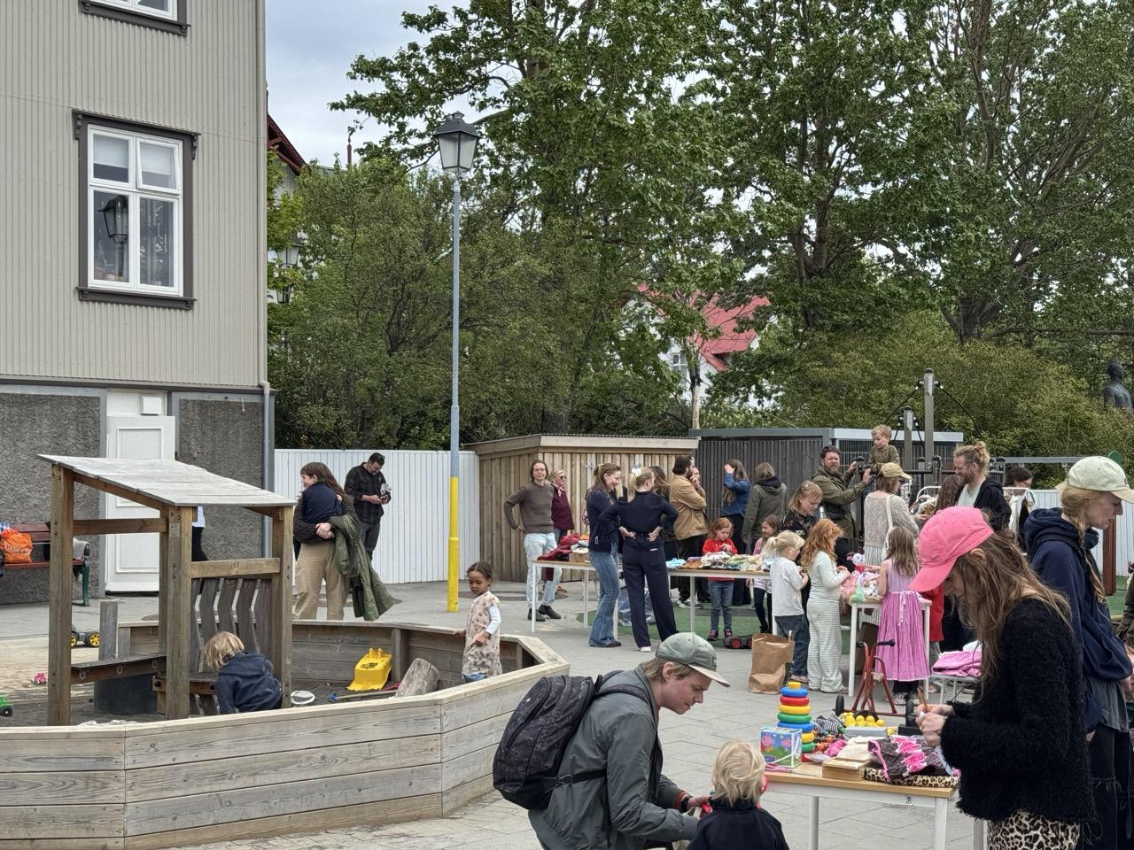 Loppumarkaður á lóð leikskólans Tjarnar.