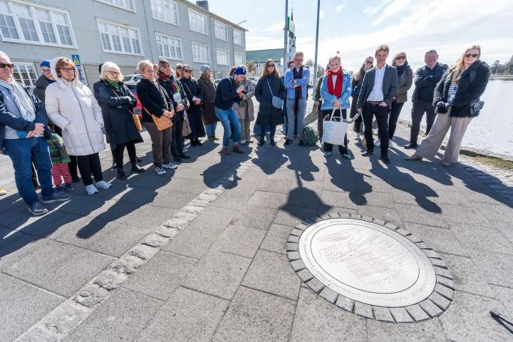 Fjöldi fólks var viðstatt viðburðinn við Tjarnarbakkann.