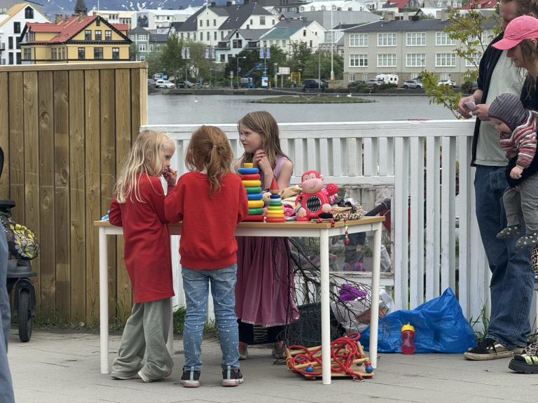Loppumarkaður á lóð leikskólans Tjarnar.