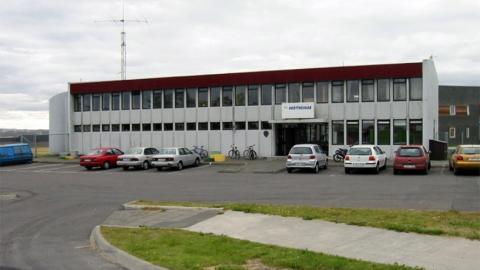 Félagsmiðstöðin Þróttheimar og frístundaheimilið Glaðheimar séð frá Holtavegi