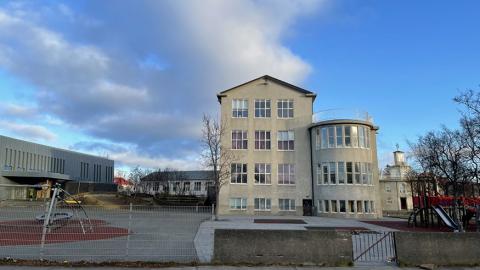 Overview of Melaskóli school grounds