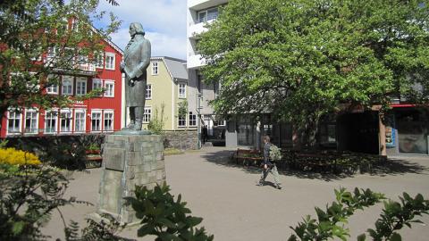 Styttan af Skúla fógeta í Víkurgarði á sólríkum degi
