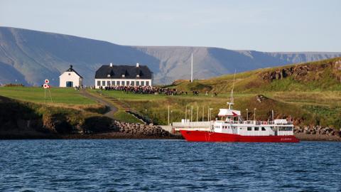 Höfnin í Viðey og Viðeyjarstofa í bakgrunni