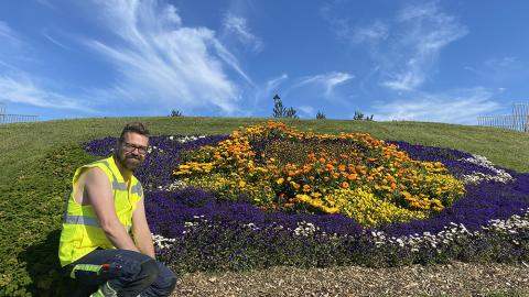 Þorsteinn Magni Björnsson við blómabeð í Hljómskálagarðinum.