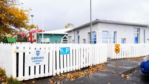 Ljósmynd af húsnæði leikskólans Sæborgar og hvítu grindverki.