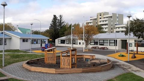 Hús leikskólans Ægisborgar og hluti af leikvelli
