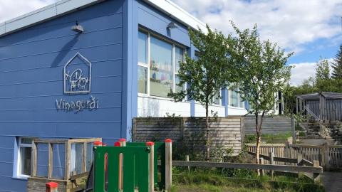 Blátt hús sem hýsir leikskólann Vinagerði