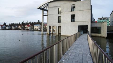 Ráðhúsið, göngubrúin í forgrunni, hlutlaust veður