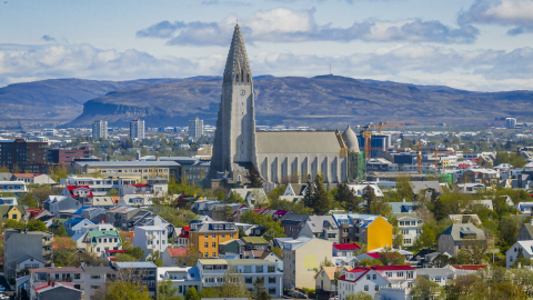 Loftmynd af Reykjavík með stóra kirkju, Hallgrímskirkju, á miðri myndinni.