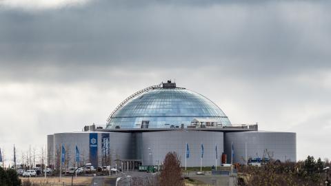Perlan og hitaveitutankarnir undir henni. Vetur eða vor, grár himinn.
